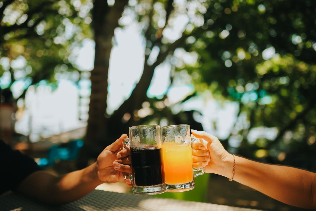 Brindis en un rincón al aire libre de Casa Lua