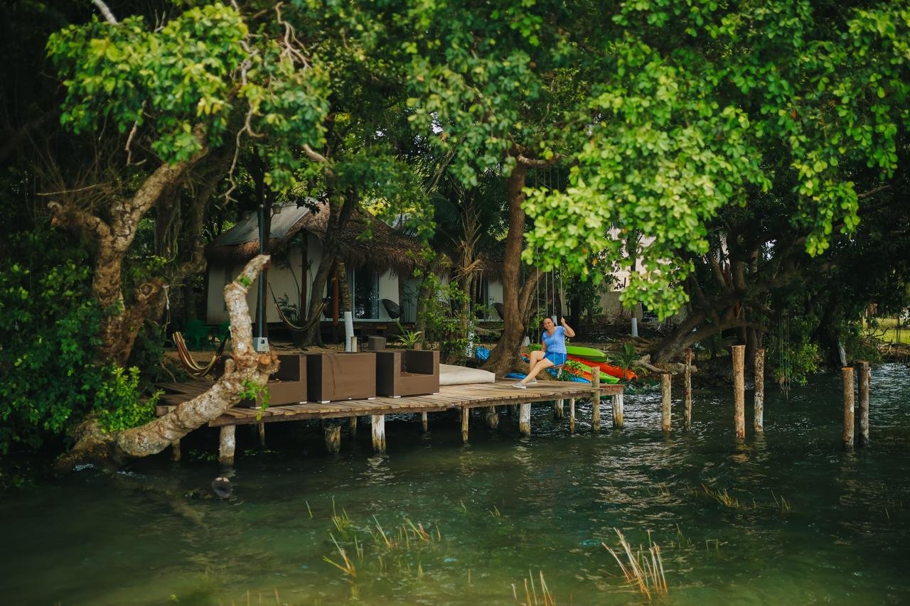 Área de descanso de Casa Lua junto a la laguna