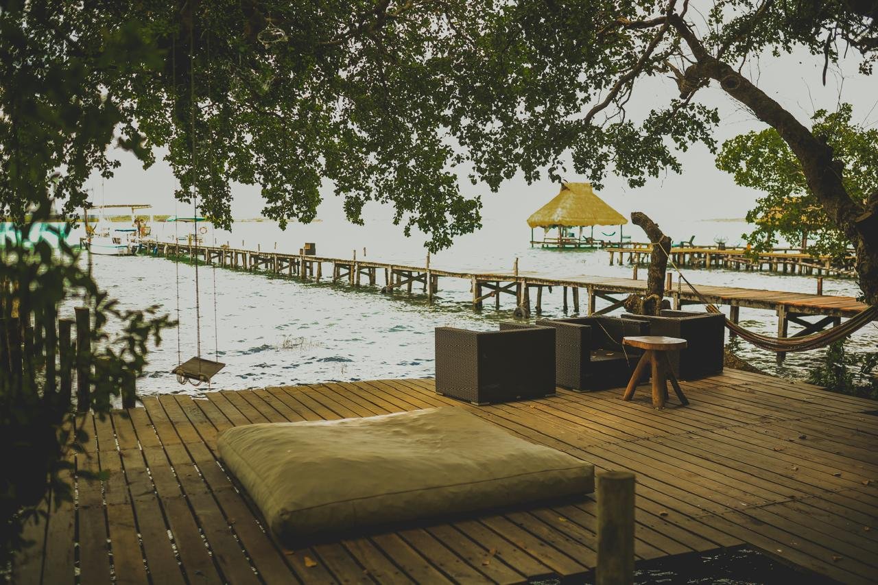 Terraza de descanso con vista al muelle