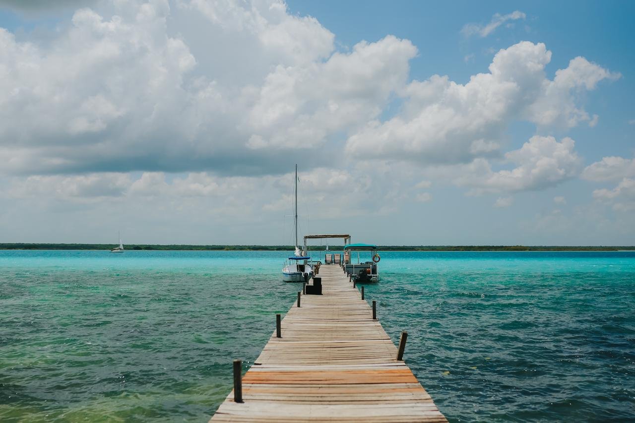 Muelle de Casa Lua frente a la Laguna de Bacalar