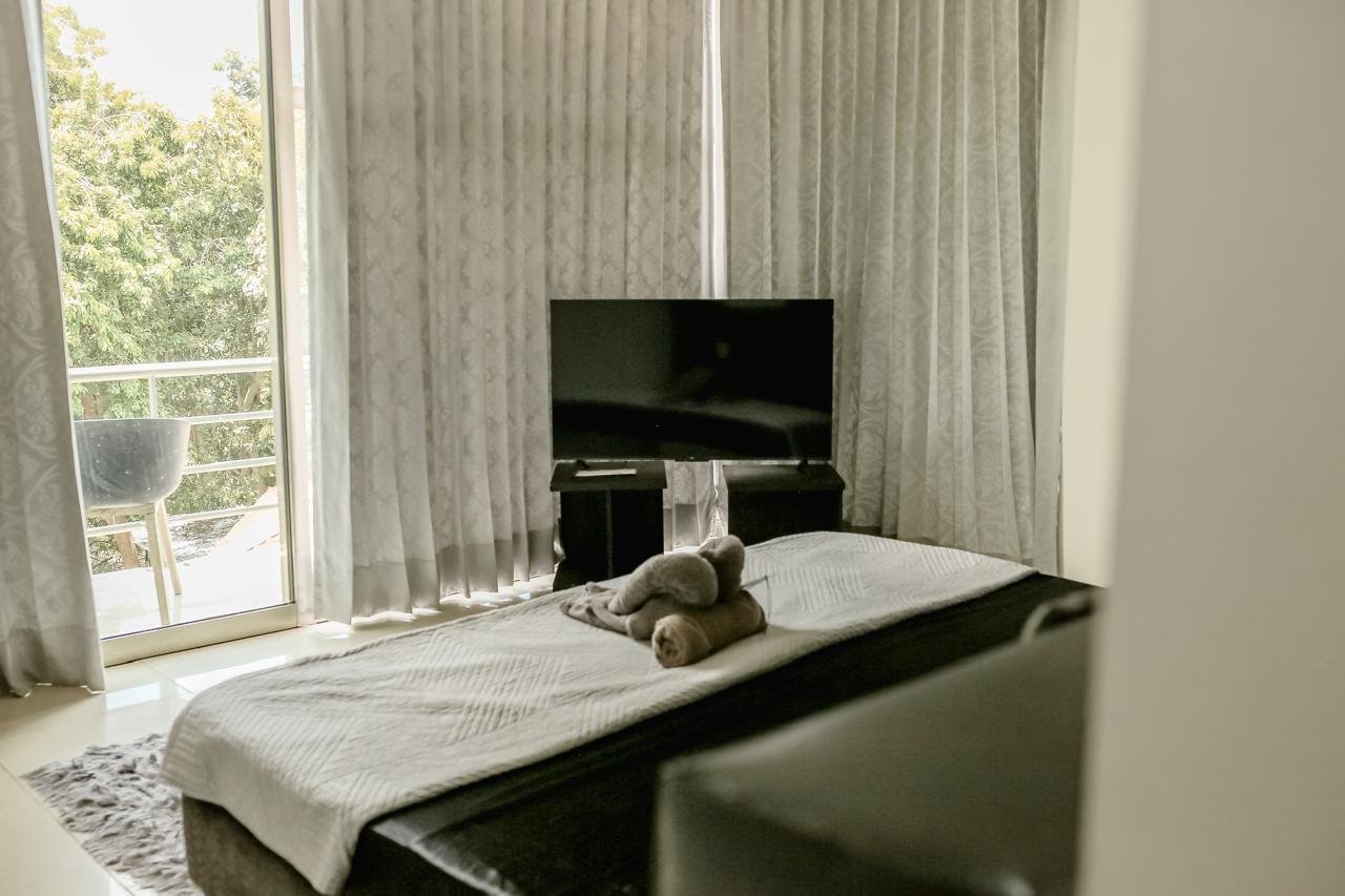 Habitación luminosa con balcón