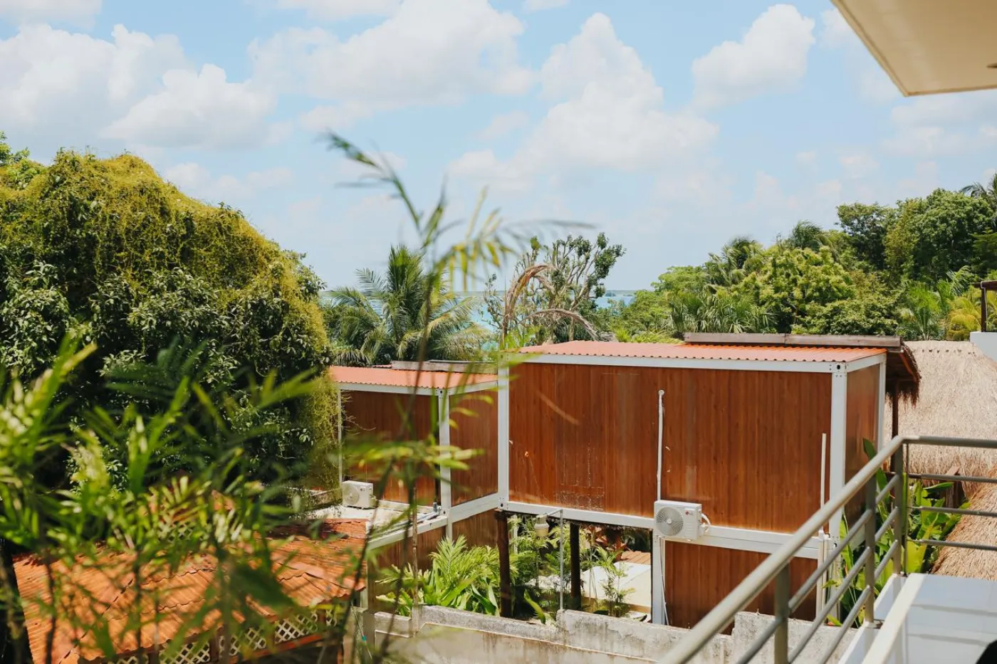 Bungalow familiar rodeado de vegetación tropical