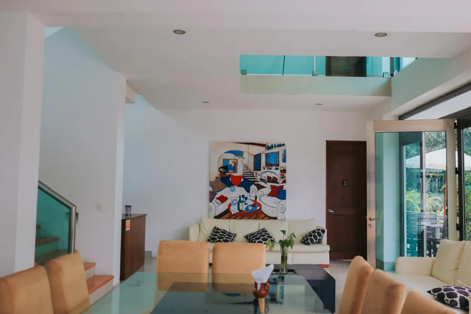 Sala común abierta hacia el jardín