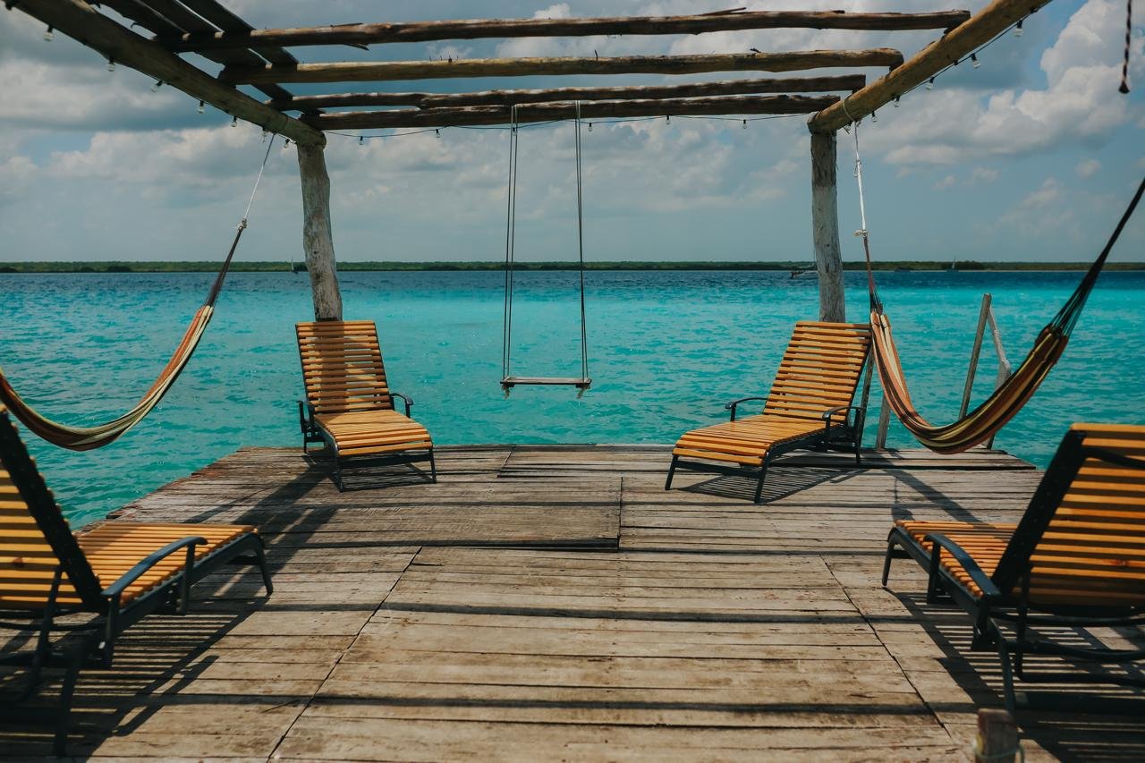 Terraza de descanso frente a la Laguna de Bacalar