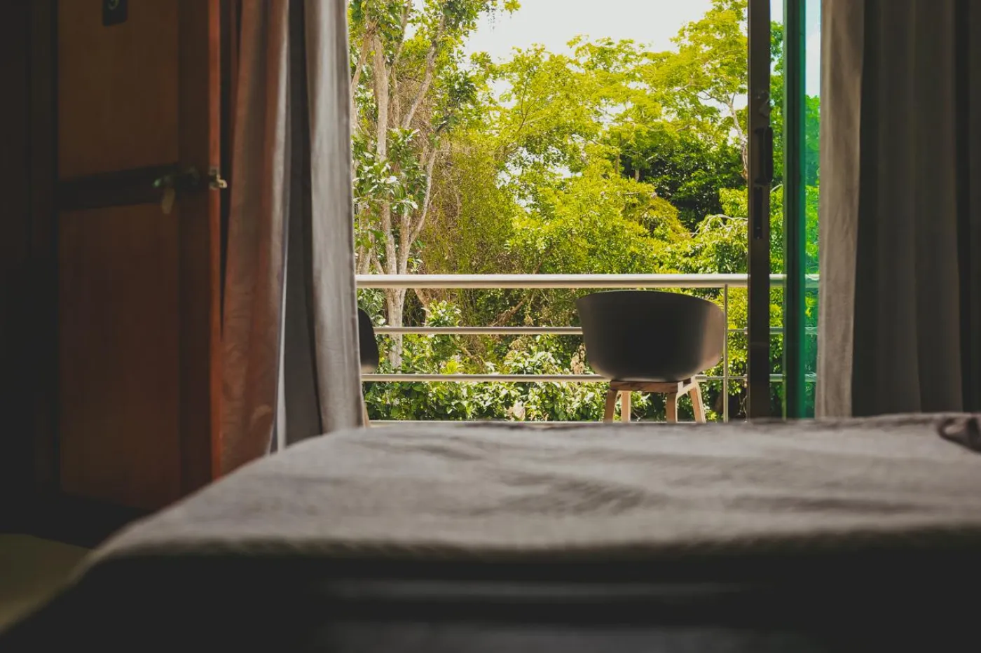 Vista a la vegetación desde una habitación de Casa Lua
