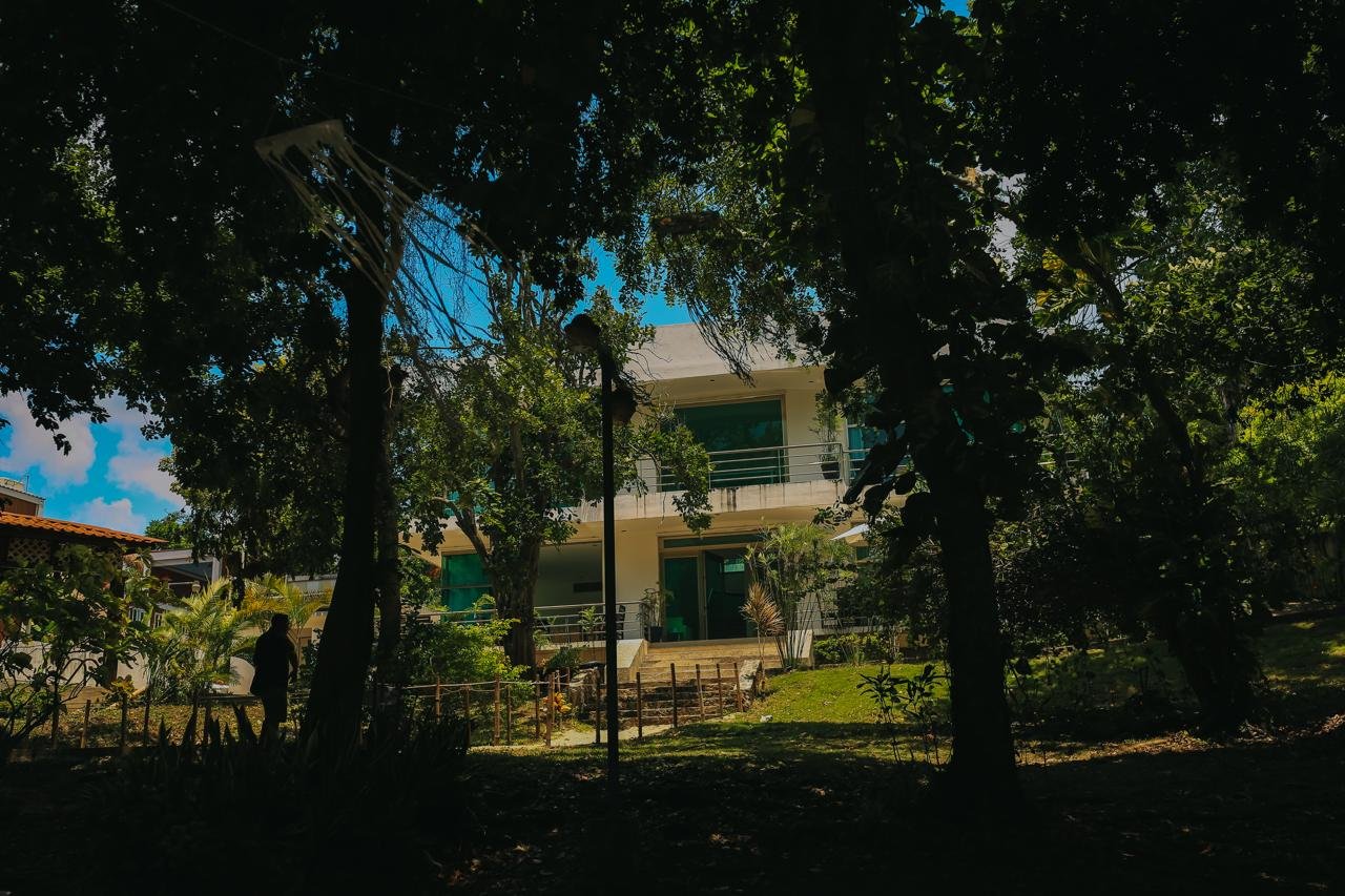 Casa Lua rodeada de vegetación tropical